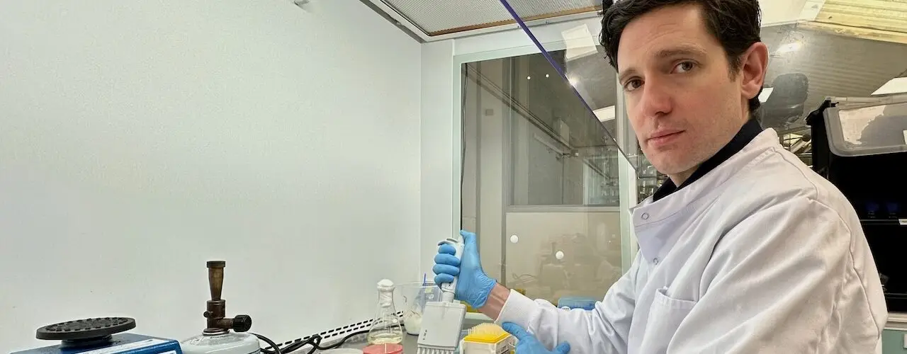 Dr Mike Thomas is looking for new ways to fix atmospheric nitrogen in non-legume crops, using microbes.